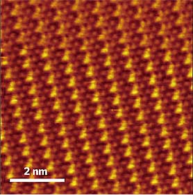 Si (111) 上のPbの√7×√3超構造のSTM像